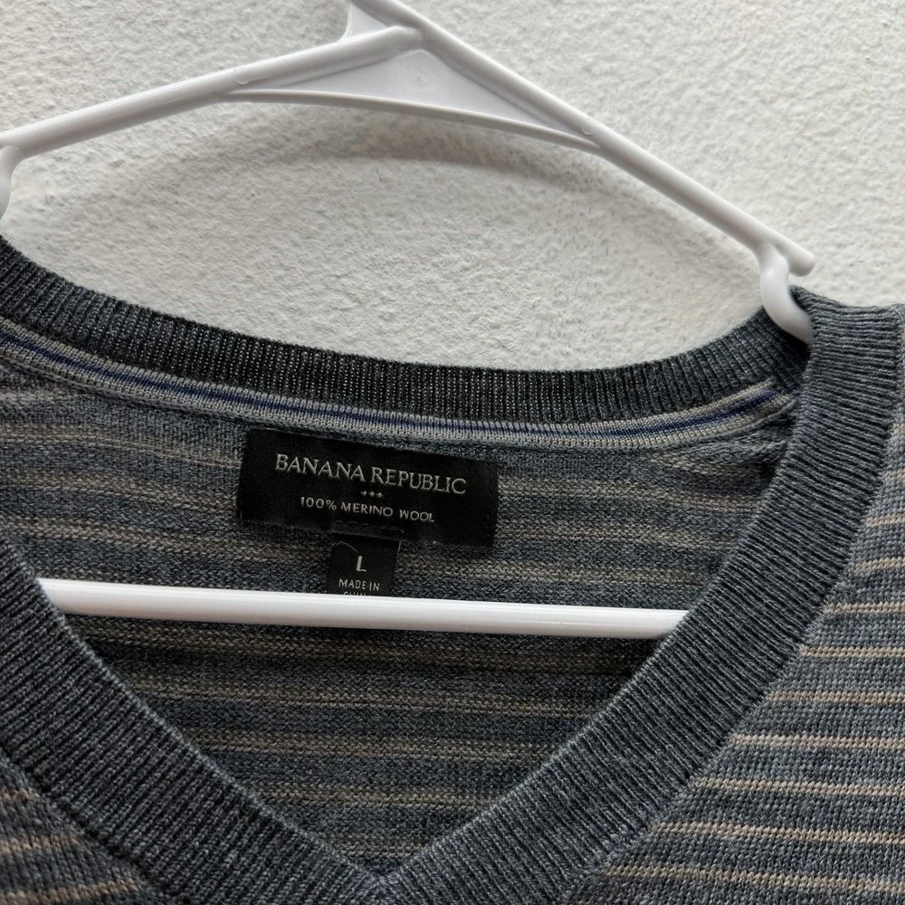 Banana Republic Men's V-Neck 100% Merino Wool Sweater Gray Striped Size L Preppy